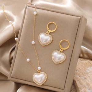 Conjuntos de Joyería de Moda: Collar, Pendientes y Anillo de Oro con Colgante de Corazón Blanco Fritillaria, Regalo para Mujer - Product Image 1