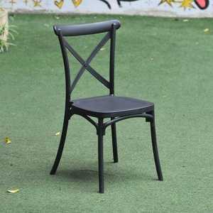 Silla de plástico moldeado estilo X-Back de color negro, una silla cómoda y confiable para experiencias culinarias. - Product Image 1