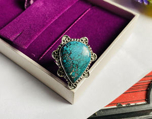 Krittika Jewelers Bague de fiançailles et de mariage unisexe en argent sterling 925 avec pierre précieuse turquoise taille poire, sertissage clos classique, pour les occasions spéciales - Product Image 2