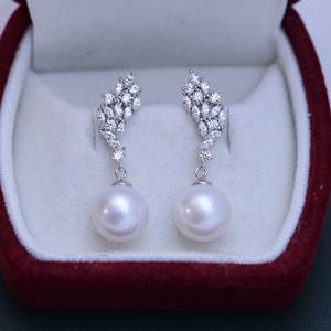 Pendientes de Perlas Finas de Agua Dulce de 10-11 mm, Blancas, de Luz Intensa, con Flor de Plata S925 con Incrustaciones Completas de Cristal - Product Image 4