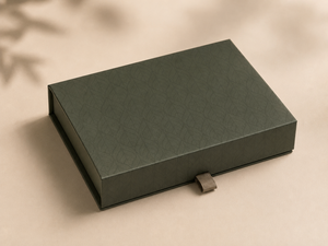 Boîte rigide <span class=keywords><strong>de</strong></span> luxe personnalisée en forme <span class=keywords><strong>de</strong></span> livre avec fermeture magnétique, papier artistique, revêtement UV, gaufrage à chaud or, insert découpé pour huiles essentielles - Product Image 1