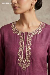 Ensemble prêt-à-porter de qualité supérieure en coton et lin avec broderie Yok et imprimé Simmar, Kurti-Pantalon-Dupatta, achat en ligne en Inde - Product Image 4