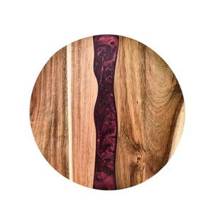 Planche à découper ronde en bois personnalisable très demandée avec incrustation en résine violette et design antidérapant - Product Image 1