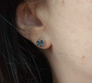 Boucles d'oreilles clous en or blanc 14 carats avec aigue-marine taille ronde, serti vintage Milgrain Halo, bijoux fins pour femme, cadeau pour elle - Product Image 2