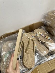 Sandalias Hechas a Mano de Jacinto de Agua, Zapatillas de Verano Tejidas Naturales, Venta al por Mayor de Fábrica en Vietnam - Product Image 2