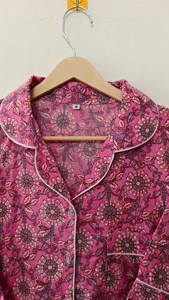 Conjunto de Pijama Elegante de Algodón Estampado a Mano, Ropa de Dormir Floral Rosa, Camisa con Cuello de Solapa y Botones, Mangas Cortas, Pantalones Cortos de Secado Rápido - Product Image 4
