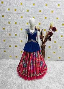 ชุดส่าหรีปักลายสีน้ำเงินของ NiMa Creations ผ้าชีฟอง พร้อมผ้าคลุมไหล่สีชมพู ชุดแต่งงานแบบดั้งเดิมของอินเดียสำหรับเด็กผู้หญิง ทรงปกติ ความยาวระดับเข่า - Product Image 2