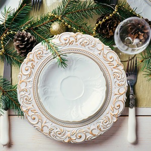 Assiette de présentation en métal blanc au design luxueux et raffiné, idéale pour les mariages, les fêtes et la décoration de table lors d'événements spéciaux, provenant d'Inde. - Product Image 4