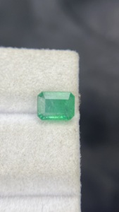 Esmeralda Zambiana Natural Certificada, Corte Octogonal, con Buen Brillo, Piedra Preciosa Suelta para Joyería, 1.25 Quilates - Product Image 5