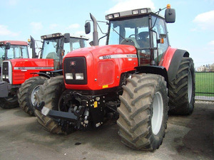 Tracteur agricole d'occasion Massey Ferguson 8250 4x4, moteur presque neuf avec composants essentiels (pompe, boîte de vitesses) à vendre - Product Image 4