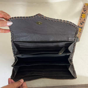 กระเป๋าสตางค์หนังแท้ลายดอกทานตะวันแบบสั่งทำพิเศษปี 2026 พร้อมสายคล้องมือ หนังวัวลายดอกไม้สไตล์ตะวันตกสำหรับสุภาพสตรี - Product Image 6