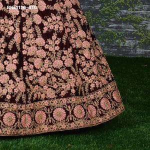 Ensemble Lehenga semi-cousu en velours épais avec fleurs de pêcher et broderies, et Choli assorti – Vente en gros - Product Image 4
