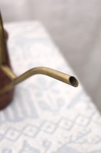 Arrosoir vintage à long bec, design martelé foncé, idéal pour une arrosage contrôlé et écologique et des soins quotidiens des plantes, provenant d'Inde. - Product Image 2