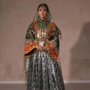 Vestido formal afgano plateado metálico luminoso con exquisito bordado de seda blanca y trabajo artesanal tradicional con espejos. - Product Image 1