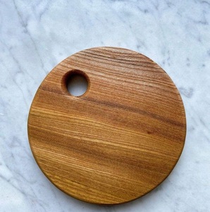 Planche à servir en bois rustique naturel pour fromages, fruits, noix, pain et apéritifs pour des expériences culinaires mémorables - Product Image 1