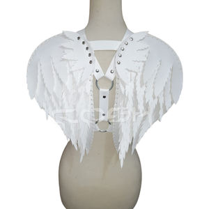 Arnés de piel sintética blanca con alas de ángel y plumas en capas, con tachuelas plateadas - Product Image 6
