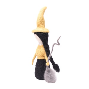 Ensemble de 2 poupées sorcières en feutre de laine faites à la main avec balai – Mini figurines d'Halloween en feutre aiguilleté, décoration d'intérieur, cadeau - Product Image 2