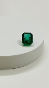 มรกตธรรมชาติ 3.96 กะรัต ทรงเหลี่ยม ตัดแบบ Emerald Cut ต้นกำเนิดจากแซมเบีย คุณภาพเกรด AAA+ รับรองโดย IGI พลอยสีเขียว โดย Sadiya International - Product Image 3