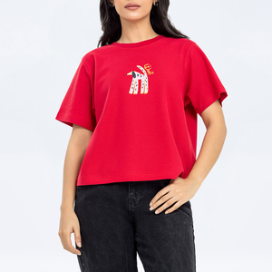 เสื้อยืดลำลองผู้หญิงสีแดง พิมพ์ลายตัวอักษร คอกลม แขนสั้น ทรงหลวม ผ้าฝ้าย 100% สไตล์เจอร์ซีย์ สำหรับฤดูใบไม้ผลิและฤดูร้อน - Product Image 2