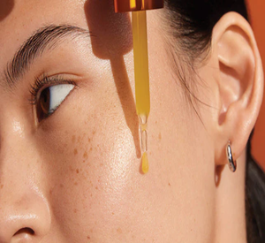 Suero Facial Iluminador con Vitamina C de Marca Privada con Ácido Hialurónico OEM al por Mayor, Suero para el Cuidado de la Piel Antienvejecimiento y Eliminación de Manchas Oscuras - Product Image 4