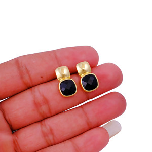 Boucles d'oreilles clous carrées en onyx noir, faites à la main, facettées, taille coussin, bijoux pierre de naissance, cadeau minimaliste pour elle - Product Image 3
