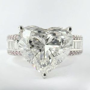 Bague de fiançailles en diamant de laboratoire certifié IGI 7,40 CTW en forme de cœur, or blanc massif 8 carats, accent rose baguette, large alliance - Product Image 1
