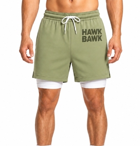 Shorts double couche pour hommes, style athlétique moderne, poches élastiques à la taille, cordon de serrage à la taille et logo imprimé sur le devant, décontracté et athlétique - Product Image 1