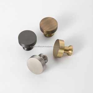Boutons ronds classiques en laiton, conçus pour des armoires de cuisine intemporelles, des tiroirs de meubles, une décoration élégante pour la maison - Product Image 3