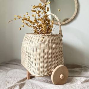 Chariot en rotin sur roulettes, panier à jouets artisanal pour enfants, paniers roulants, vente en gros - Product Image 1