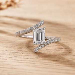 Bague de fiançailles en or massif 10K 14K 18K avec diamant de laboratoire taille émeraude et taille ronde, couleur E, clarté VVS - Product Image 3