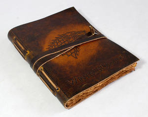 Carnet en cuir miniature vintage fait main avec motif loup en relief et la phrase « L'hiver arrive », papier écologique, cadeau - Product Image 3