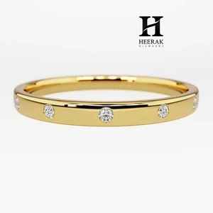 Anillo de Boda Minimalista con Diamantes Cultivados en Laboratorio de Corte Redondo, Banda de Oro Amarillo de 14K de 2mm, Anillo de Eternidad Apilable para Mujer - Product Image 2