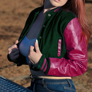 Chaqueta Corta Estilo Universitaria para Mujer, Color Negro y Granate, Estilo Bomber, Mangas de Cuero Sintético, Ropa Exterior Informal, Moda Urbana para Mujer - Product Image 1