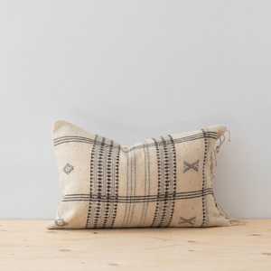 Housse de coussin décorative en laine faite à la main style bohème avec franges et pompons - Product Image 5