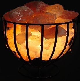 Lámpara de Sal del Himalaya con Base de Hierro en Forma de Flor, Lámpara de Sal Rosa con Sal Rosa en Trozos, Hecha a Mano, 100% Orgánica - Product Image 2