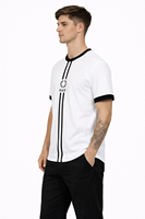 T-shirt graphique blanc pour homme – Coton de qualité supérieure, coupe classique, manches courtes avec col et bordure des manches contrastants en noir et rayures verticales