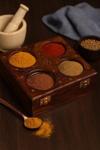 กล่องใส่เครื่องเทศไม้สไตล์แฮนด์เมด – กล่องมาซาลาดาบาห์งานฝีมืออินเดีย, กล่องจัดระเบียบในครัวสไตล์เรียบง่าย, ฝาแก้ว - Product Image 4