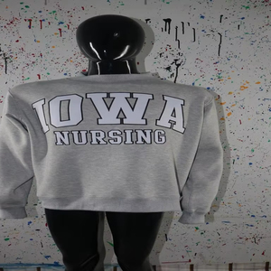 Sudadera IOWA NURSING HEATHER GREY con cuello alto, 100% algodón, con apliques bordados blancos, cuello ancho, hilos finos. - Product Image 1