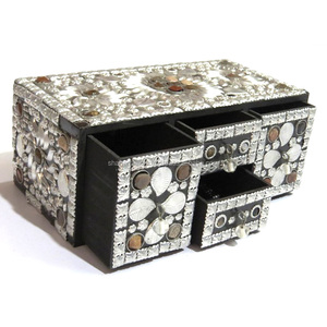 Boîte à bijoux de luxe perlée avec décorations en laque scintillante, boîte à bibelots décorative pour ranger bagues et boucles d'oreilles, boîte organisatrice de bijoux - Product Image 2