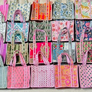 Bolso Tote Mini de Algodón con Estampado Floral, Diseño Rajastaní, Acolchado, con Cierre de Cremallera, Elegante, Espacioso y Reversible para Mujer - Product Image 4