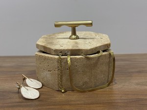 Boîte de rangement hexagonale en travertin faite à la main avec poignée en laiton, organisateur de bijoux de luxe pour la salle de bain et la maison, présentoir décoratif - Product Image 2