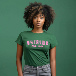 Camiseta AKA EST 1908 de algodón premium rosa claro con cuello redondo y manga corta, ropa de moda para hermandades griegas - Product Image 2