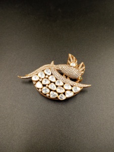Broche de Lujo de Plata 925 con Baño de Oro de 18K, Diseño de Pavo Real, Corte de Pera, Engaste de Garras, Unisex, con Pavé, Regalo de Boda - Product Image 3