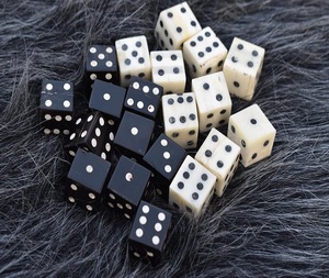 Dados de juego cuadrados con incrustaciones de hueso de búfalo natural, hechos a mano, del mejor fabricante, de la mejor calidad. - Product Image 1