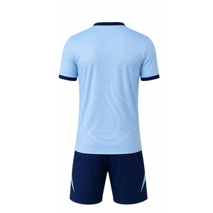 Uniforme de Fútbol Personalizado de Poliéster, Jersey y Pantalones Cortos Ligeros Diseñados para Partidos Competitivos, Prácticas y Torneos - Product Image 3