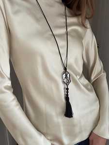 Collier pendentif en macramé en quartz clair fait main, bijou en pierre naturelle de guérison avec pompon, long collier bohème en pierres précieuses - Product Image 5