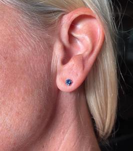 Boucles d'oreilles clous en saphir bleu 1,00 ct en or jaune 14 carats et or rose 18 carats, pierre de naissance de septembre, style tendance, plaqué or pour fiançailles - Product Image 3