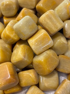 Pierre d'aventurine jaune véritable, polie et ronde, aux tons dorés chauds, pour la décoration et les collections de cristaux. - Product Image 3