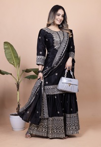 Superbe ensemble trois pièces Salwar Kameez en soie Chinon avec motif à sequins, Kameez court fluide, Sharara et broderies lourdes pour femme - Product Image 4