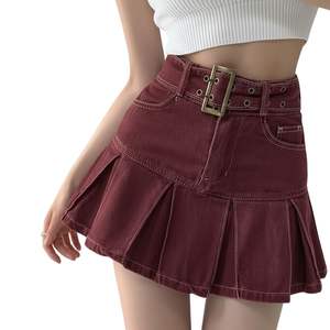 กระโปรงยีนส์สีแดงมารูนเอวสูงทรงมินิสั้นแบบจีบ ดีไซน์สั่งทำแฟชั่นสไตล์ Y2K ความยาวระดับเข่าสำหรับผู้หญิง - Product Image 2